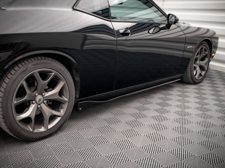 Maxton Design Dodge Challenger GT Mk3 Facelift side skirts and diffusers in black body styling for enhanced aerodynamics.