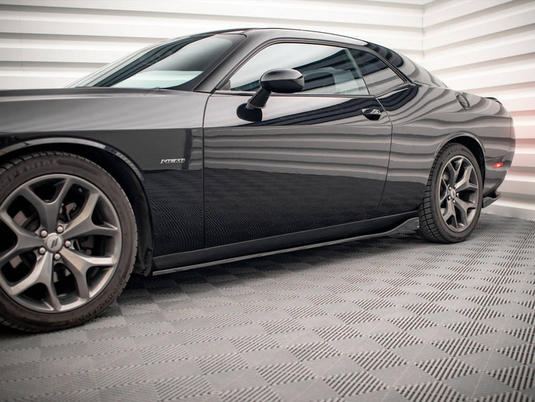 Maxton Design Dodge Challenger GT Mk3 Facelift side skirts and diffusers for body styling, featuring sleek aerodynamic design.