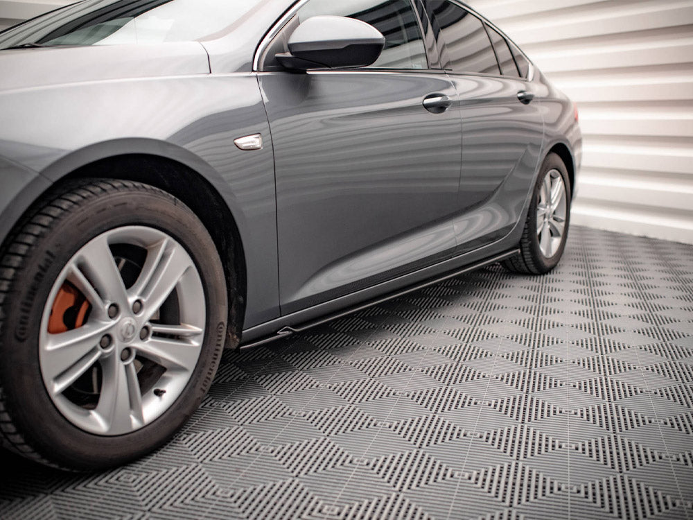 MAXTON® DESIGN side skirts diffusers for Opel Vauxhall Insignia Mk2, showcasing sleek aerodynamic design and fit.
