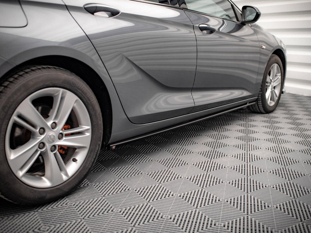 MAXTON® DESIGN side skirts diffusers for Opel/Vauxhall Insignia Mk2, showcasing sleek aerodynamic design and fit.