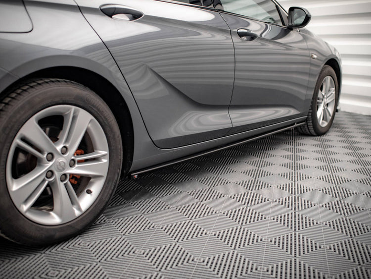 MAXTON® DESIGN side skirts diffusers for Opel/Vauxhall Insignia Mk2, showcasing sleek aerodynamic design and fit.
