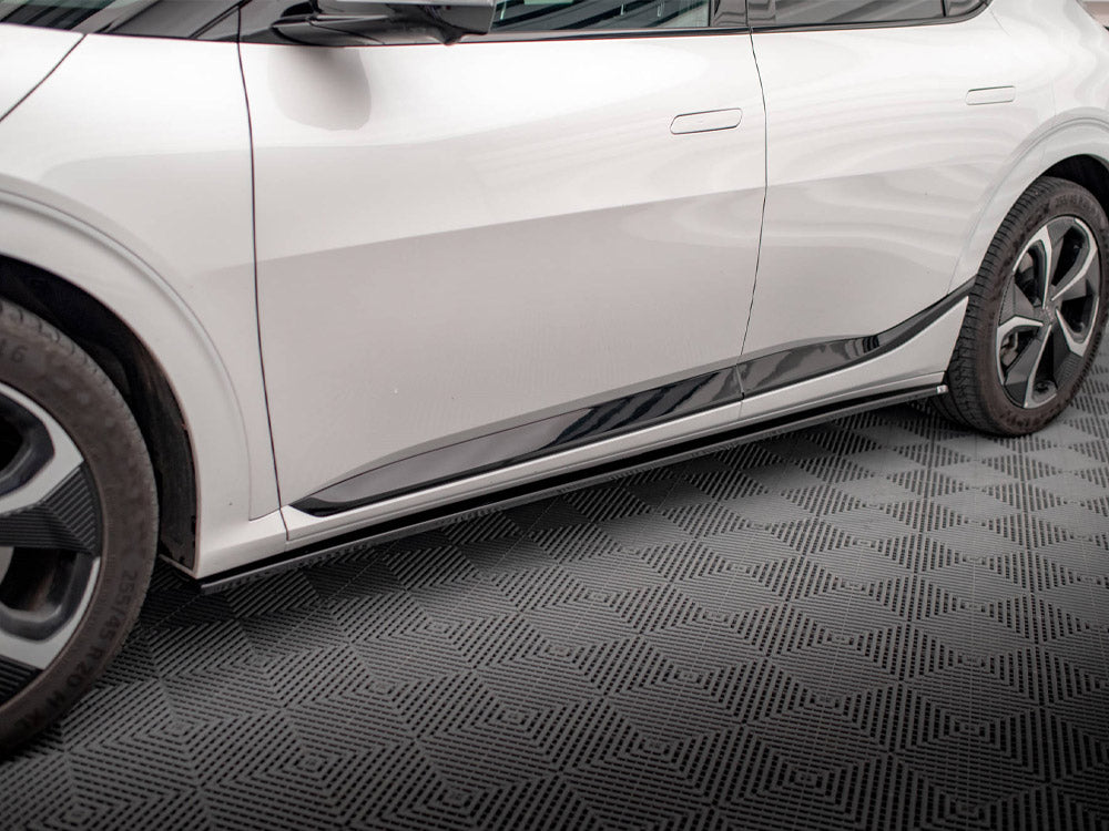 Maxton Design Kia EV6 GT-Line Mk1 side skirts and diffusers for body styling, showcasing sleek aerodynamic features.