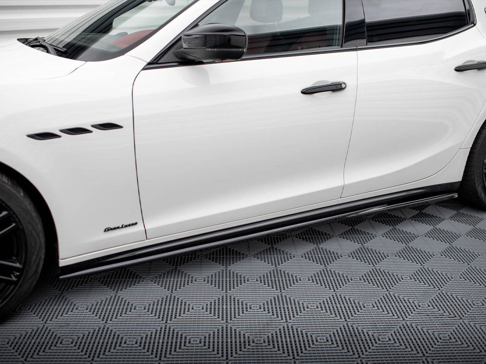 Maxton Design body styling side skirts diffuser for Maserati Ghibli Mk3 Facelift, showcasing sleek aerodynamic design on a luxury car.