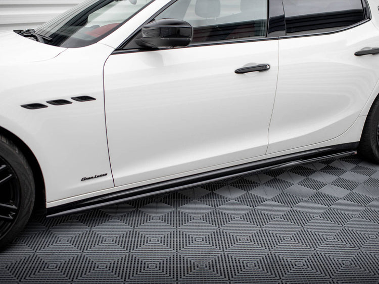 Maxton Design body styling side skirts diffuser for Maserati Ghibli Mk3 Facelift, showcasing sleek aerodynamic design on a luxury car.
