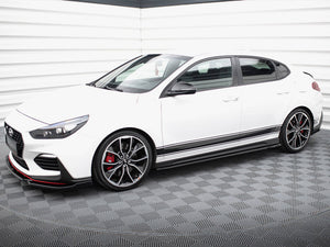 Maxton Design V.4 side skirt diffusers installed on Hyundai I30 N hatchback and fastback models, showcasing sleek aerodynamic styling.