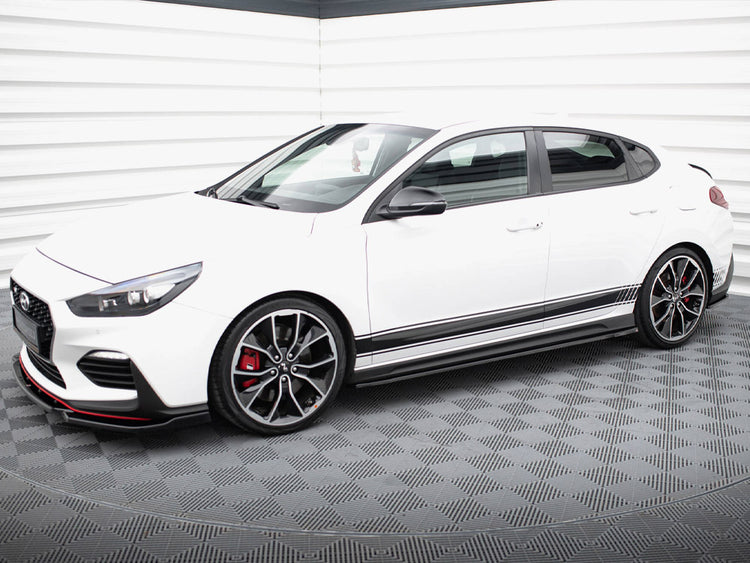 Maxton Design V.4 side skirt diffusers installed on Hyundai I30 N hatchback and fastback models, showcasing sleek aerodynamic styling.