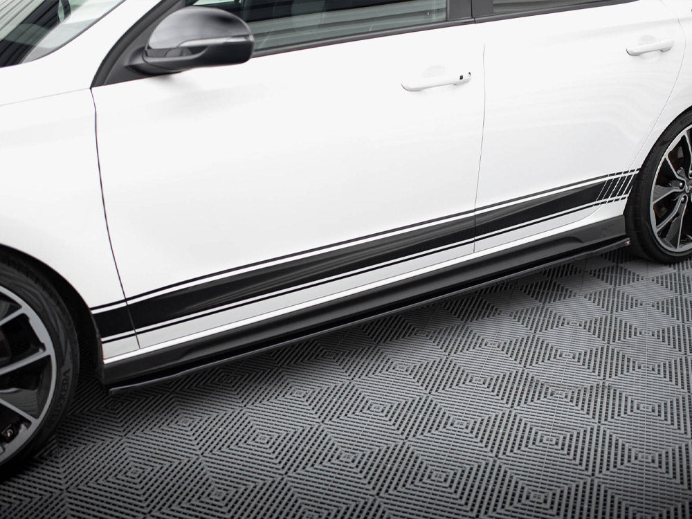 Maxton Design V.4 side skirt diffusers on Hyundai I30 N hatchback, showcasing sleek black aerodynamic styling.