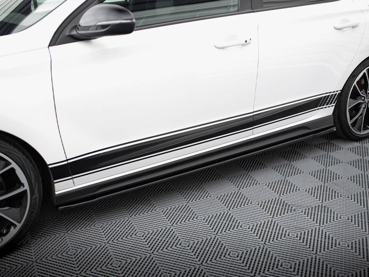 Maxton Design V.4 side skirt diffusers on Hyundai I30 N hatchback, showcasing sleek black aerodynamic styling.