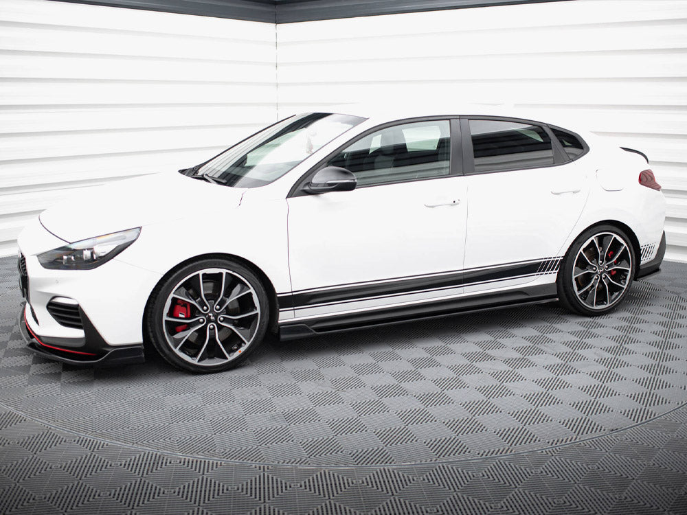 Maxton Design V.5 side skirt diffusers on Hyundai I30 N hatchback and fastback models, showcasing sleek aerodynamic styling.