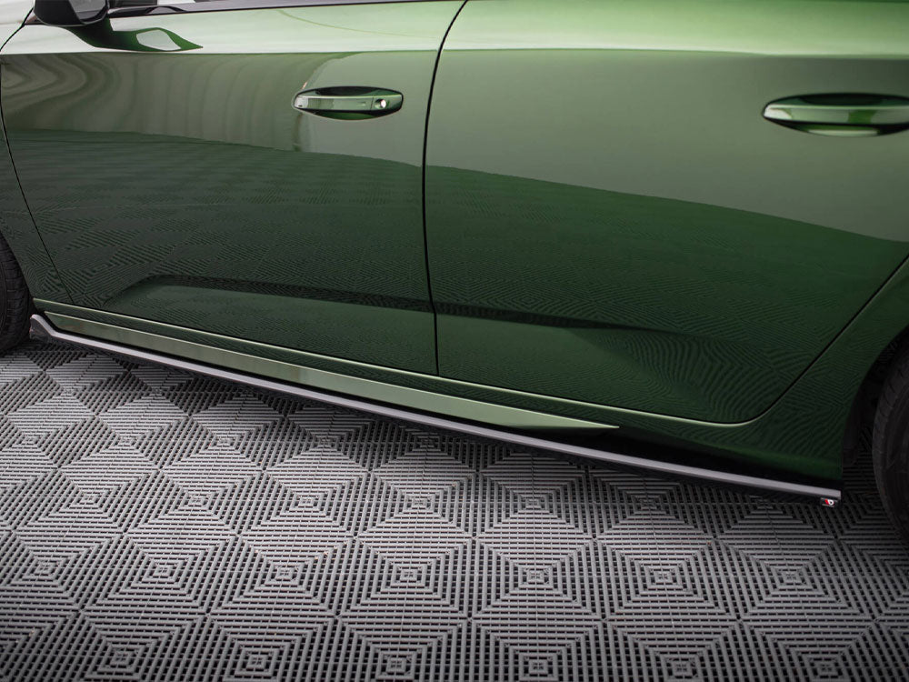 Maxton Design Peugeot 308 Mk3 hatchback side skirts and diffusers, black body styling parts installed on the car's sides.