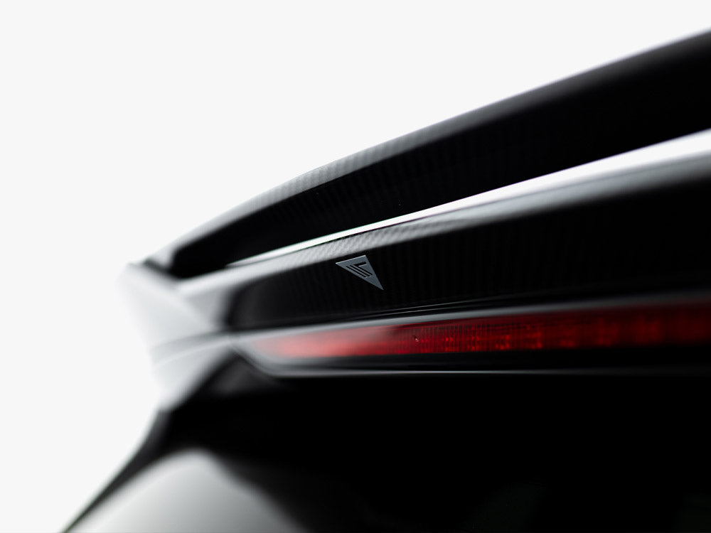 Maxton Design Prepreg carbon fiber tailgate spoiler for BMW X7 M-Pack G07 facelift, showcasing sleek aerodynamic styling.