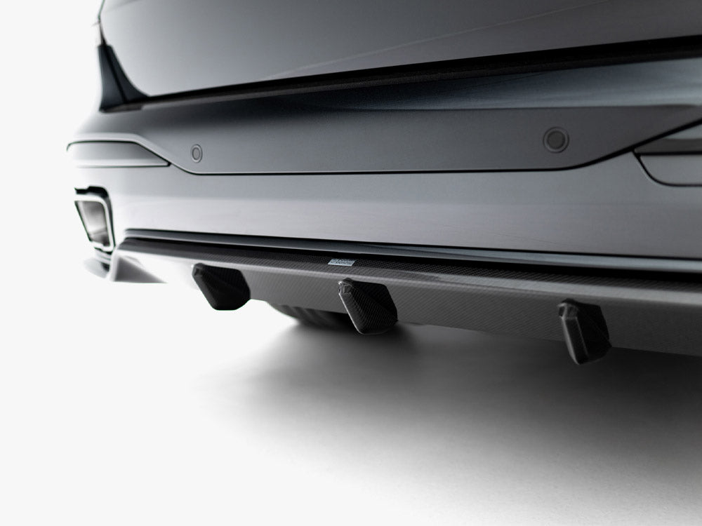 Maxton Design Prepreg Carbon Fiber Rear Diffuser for BMW X7 M-Pack G07 Facelift, showcasing sleek aerodynamic body styling.