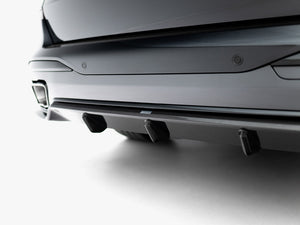 Maxton Design Prepreg Carbon Fiber Rear Diffuser for BMW X7 M-Pack G07 Facelift, showcasing sleek aerodynamic body styling.