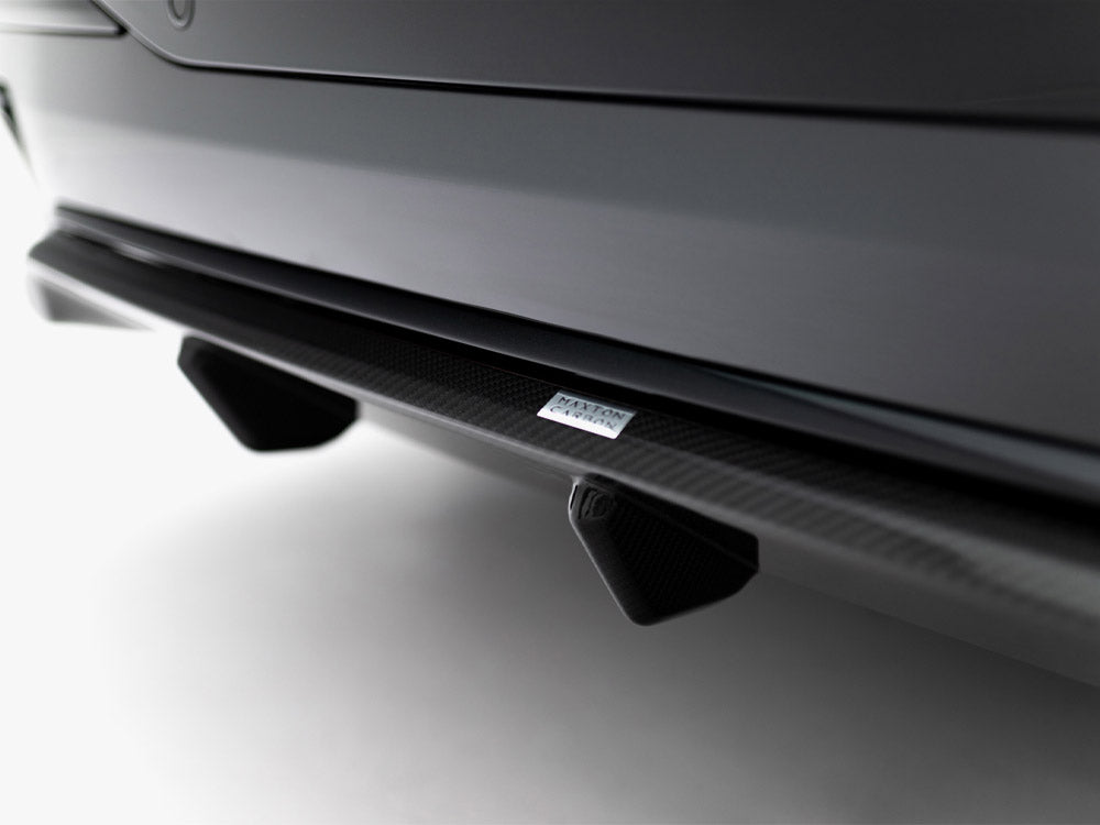Maxton Design Prepreg carbon fiber rear diffuser for BMW X7 M-Pack G07 facelift, body and styling accessory with sleek carbon finish.
