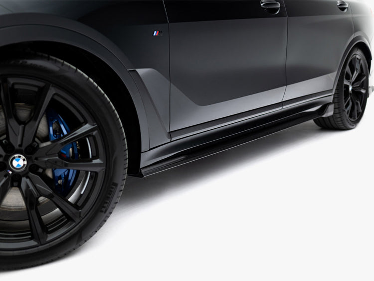 Prepreg carbon fiber side skirts for BMW X7 M-Pack G07 facelift, MAXTON® DESIGN body styling accessory, natural textured finish.