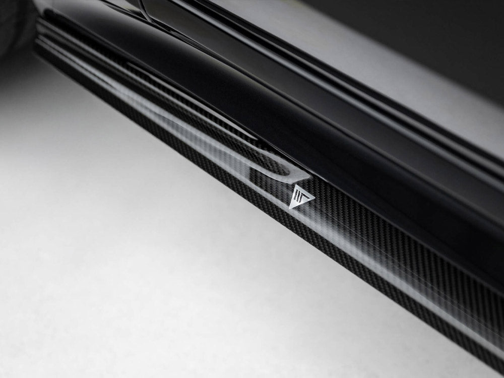 Maxton Design Prepreg carbon fiber side skirts for BMW X7 M-Pack G07 facelift, lightweight body styling accessory.