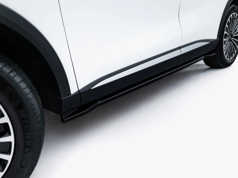 Maxton Design Omoda 9 Mk1 side skirt diffusers for body styling, shown on a car's side profile with aerodynamic design features.