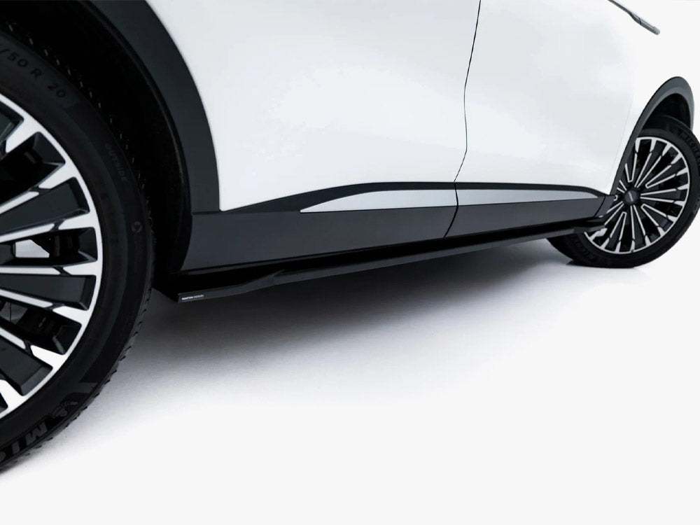 Maxton Design Omoda 9 Mk1 side skirt diffusers for body styling, featuring sleek black aerodynamic accents on a vehicle.