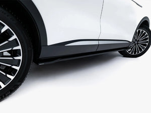 Maxton Design Omoda 9 Mk1 side skirt diffusers for body styling, featuring sleek black aerodynamic accents on a vehicle.