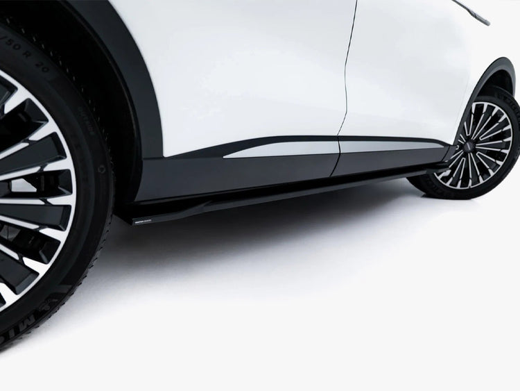 Maxton Design Omoda 9 Mk1 side skirt diffusers for body styling, featuring sleek black aerodynamic accents on a vehicle.
