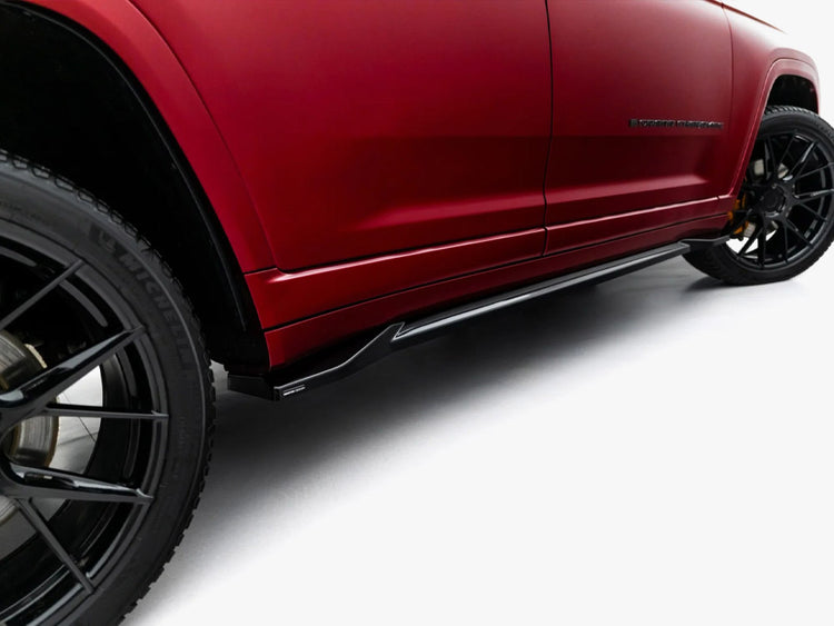Maxton Design full body kit for Jeep Grand Cherokee L Mk5 showing front and side view with aerodynamic car enhancements.