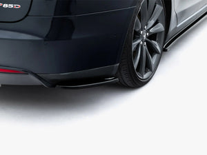 Maxton Design rear side splitters V.1 for Tesla Model S Mk1 in black, mounted on the car's sides enhancing aerodynamics and style.