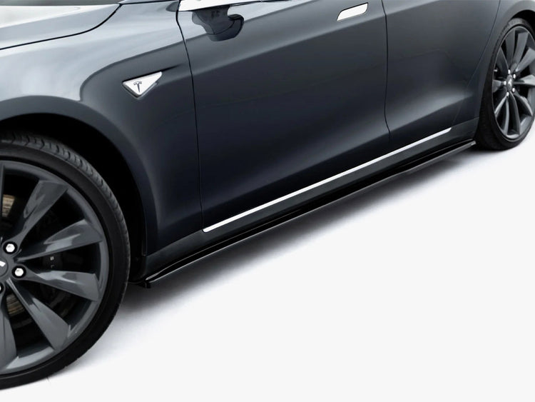 Maxton Design full body kit set for Tesla Model S Mk1, including front and rear bumper and side skirts, in a sleek, aerodynamic design.