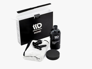 MAXTON® DESIGN Maxtonizer detailer for splitters shown on a car, highlighting its sleek design and application surface.
